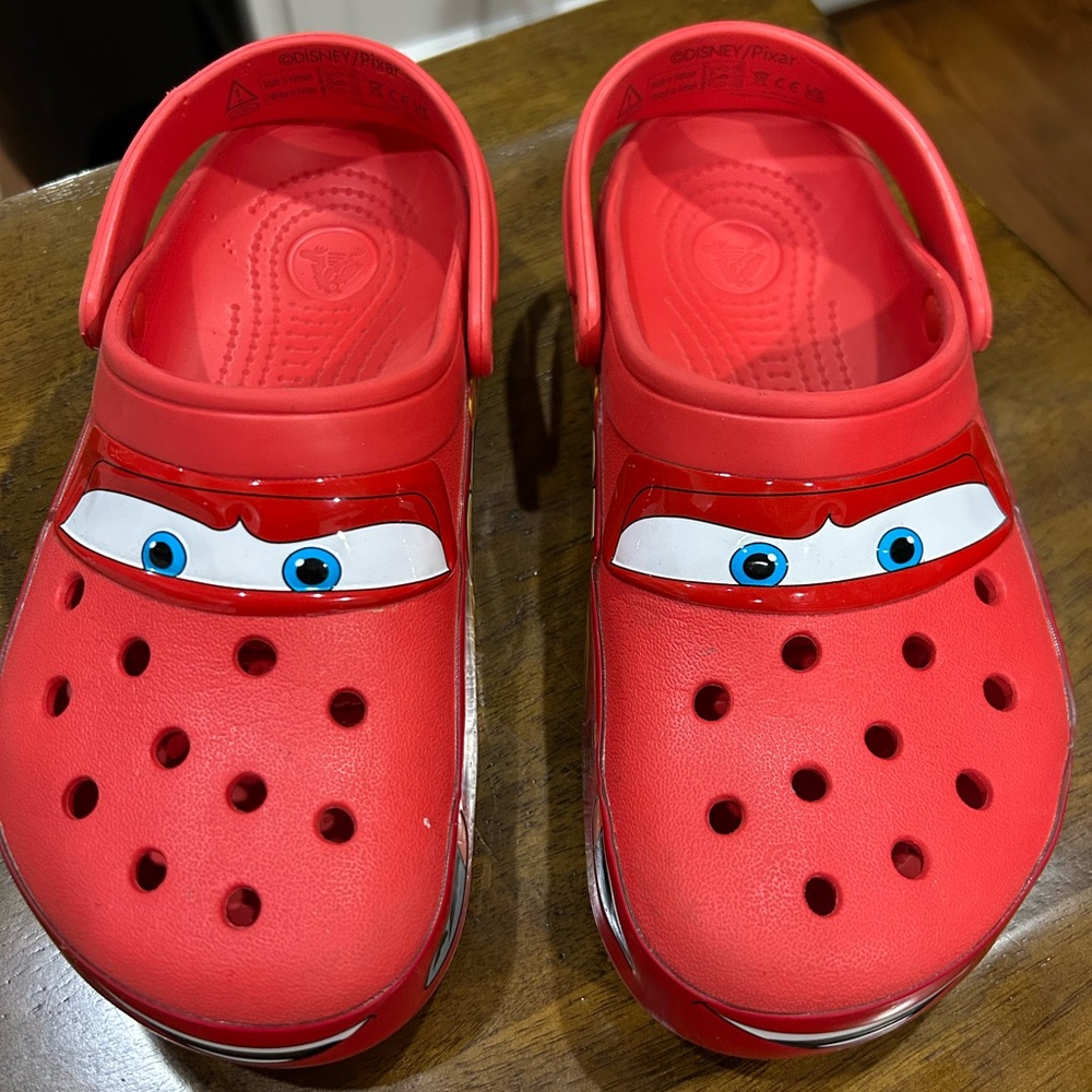 Red Lightning McQueen Crocs Mens size 5